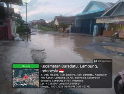 Jalan Rusak Parah di jalan satu Tiuh Balak Pasar Baradatu, Warga Keluhkan “Jalan Rasa Kolam Ikan”