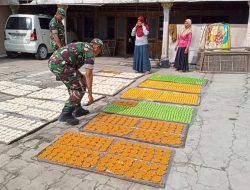 Dukung Ekonomi Warga, Babinsa Cek UMKM Pembuatan Rengginang 