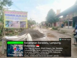 *Tak Kunjung Diperbaiki,Jalan Veteran Kampung Bhakti Negara – Baradatu diperbaiki Warga secara Bergotong Royong* 