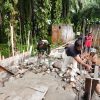 Babinsa Koramil 423-01/Ketahun Kawal Pembangunan Jembatan Gantung, Wujud Nyata Pengabdian TNI untuk Masyarakat