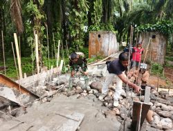 Babinsa Koramil 423-01/Ketahun Kawal Pembangunan Jembatan Gantung, Wujud Nyata Pengabdian TNI untuk Masyarakat