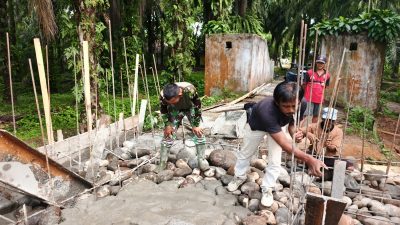 Babinsa Koramil 423-01/Ketahun Kawal Pembangunan Jembatan Gantung, Wujud Nyata Pengabdian TNI untuk Masyarakat